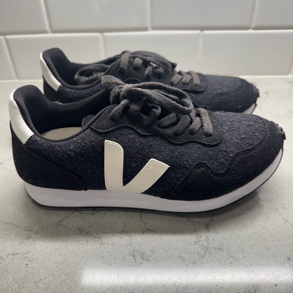 Veja Navy Blue and White Sneakers Sz 7 - Picture 3 of 5
